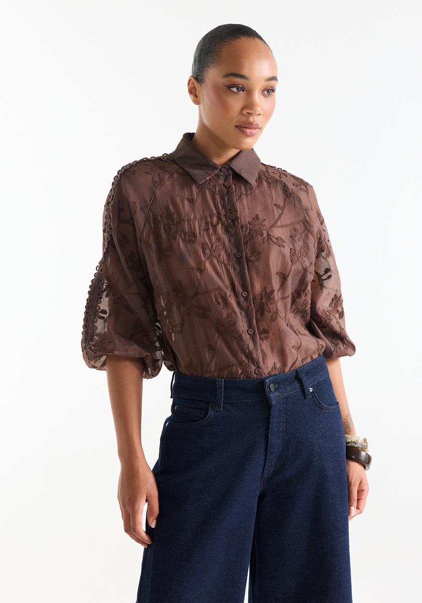 Bisa Bruine blouse met bloemenborduursel