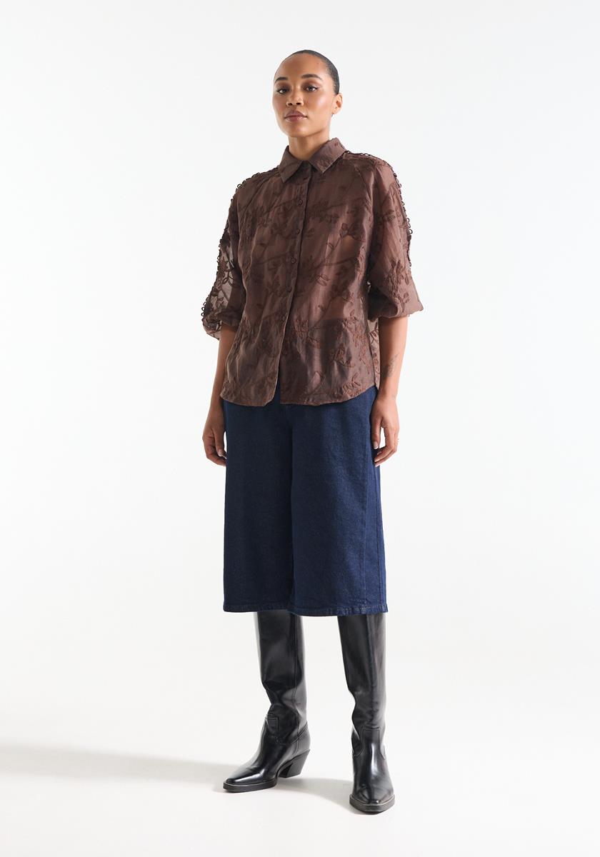 Bisa Bruine blouse met bloemenborduursel