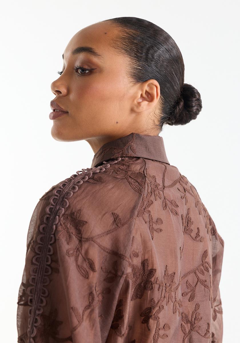 Bisa Bruine blouse met bloemenborduursel
