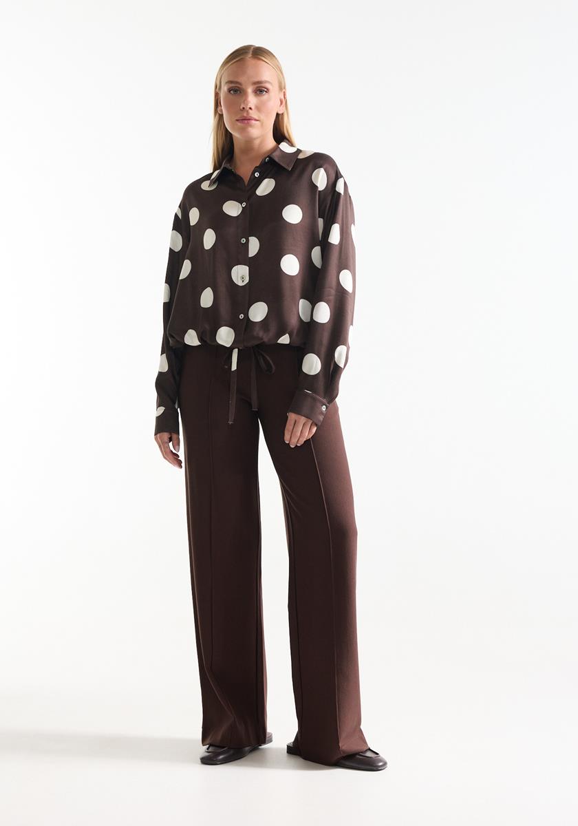 Dot Donkerbruine blouse met witte dots