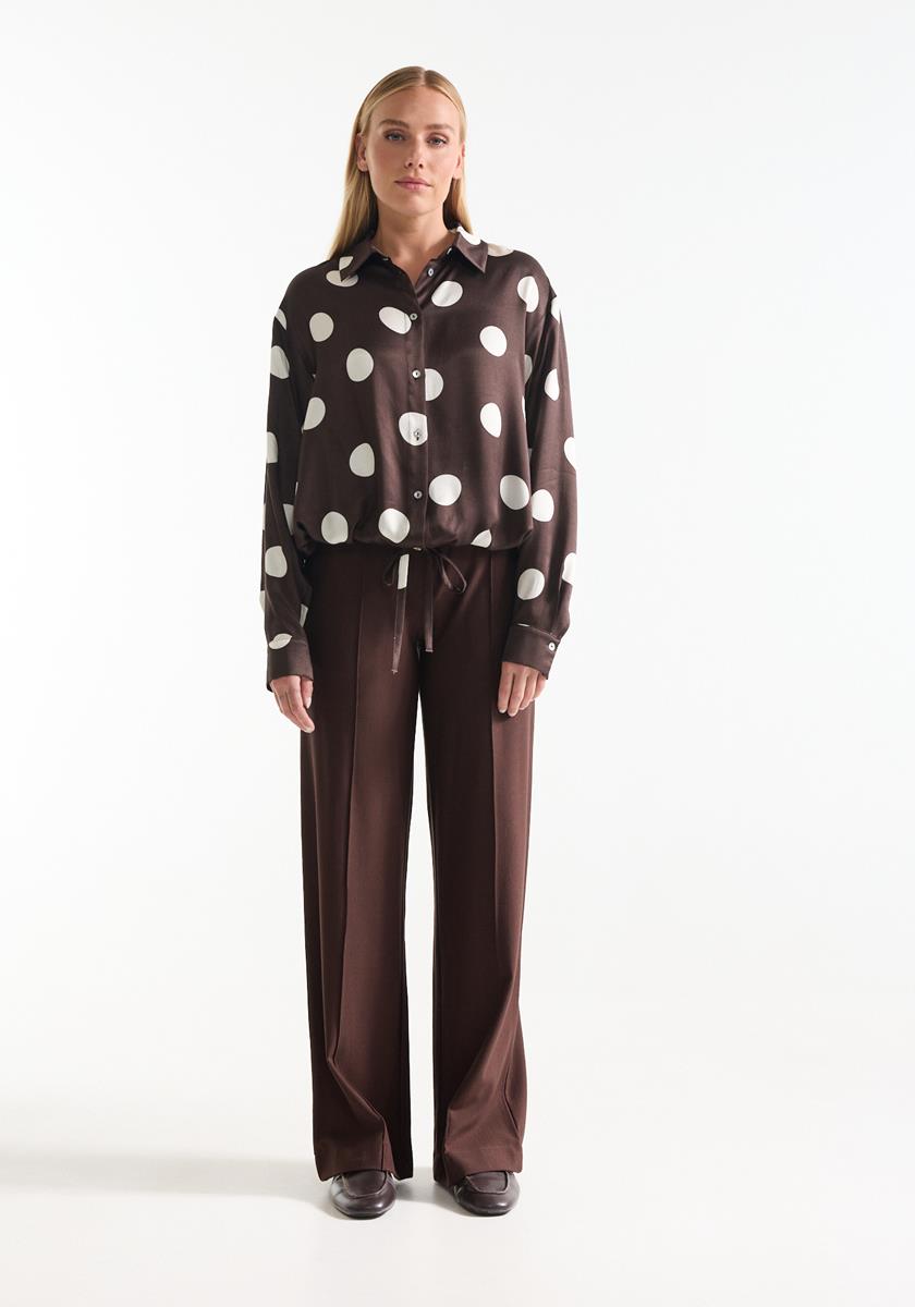 Dot Donkerbruine blouse met witte dots