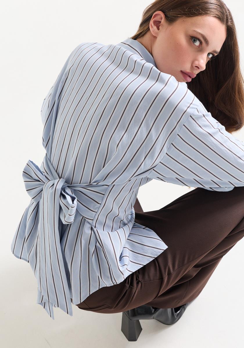 Livia Lichtblauwe gestreepte blouse met strikdetail