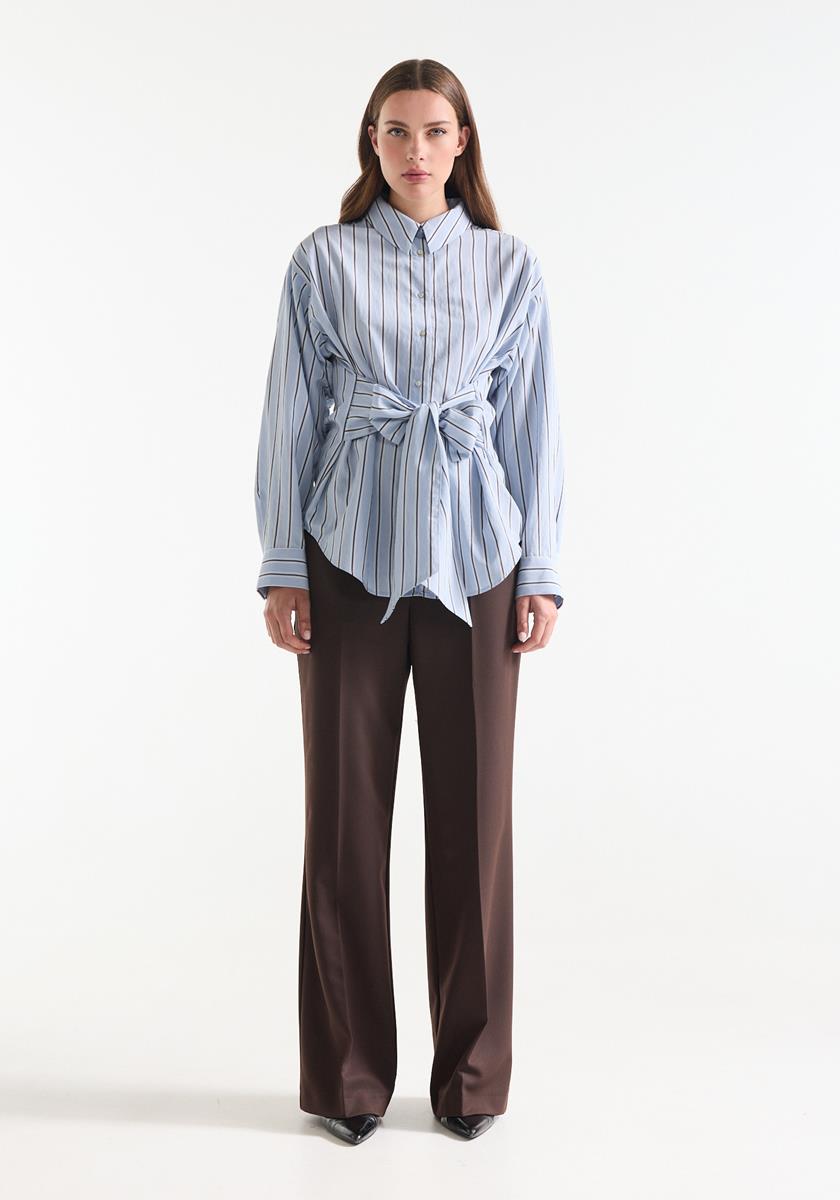 Livia Lichtblauwe gestreepte blouse met strikdetail