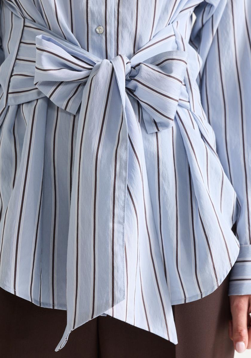 Livia Lichtblauwe gestreepte blouse met strikdetail
