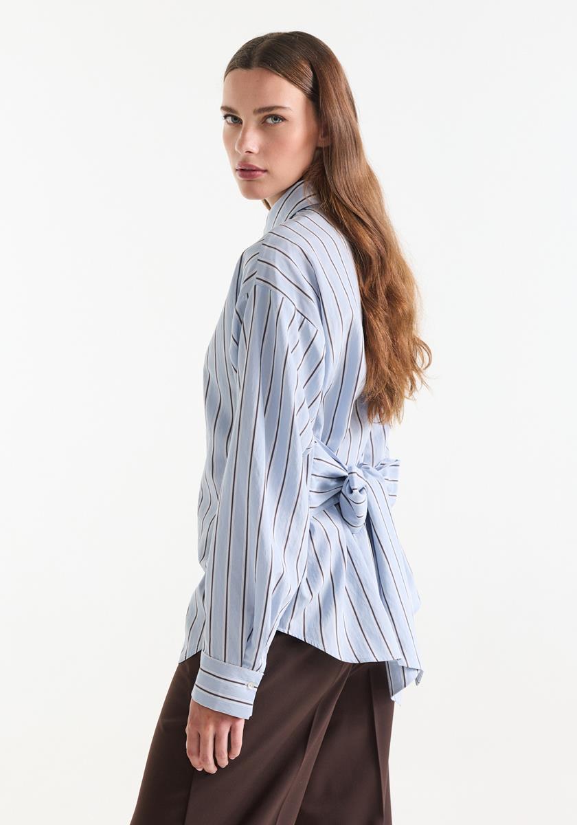 Livia Lichtblauwe gestreepte blouse met strikdetail