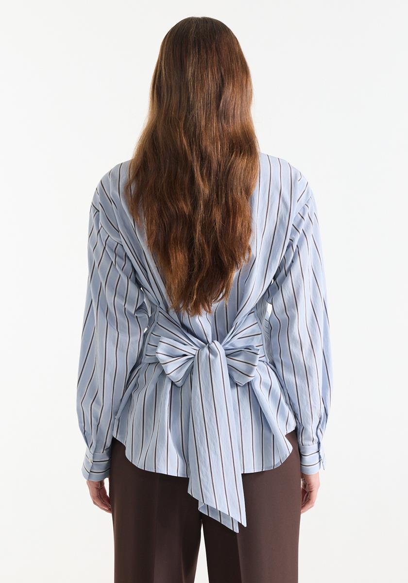 Livia Lichtblauwe gestreepte blouse met strikdetail