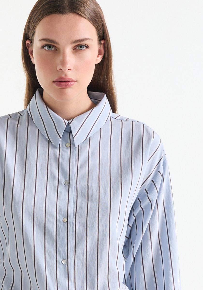 Livia Lichtblauwe gestreepte blouse met strikdetail