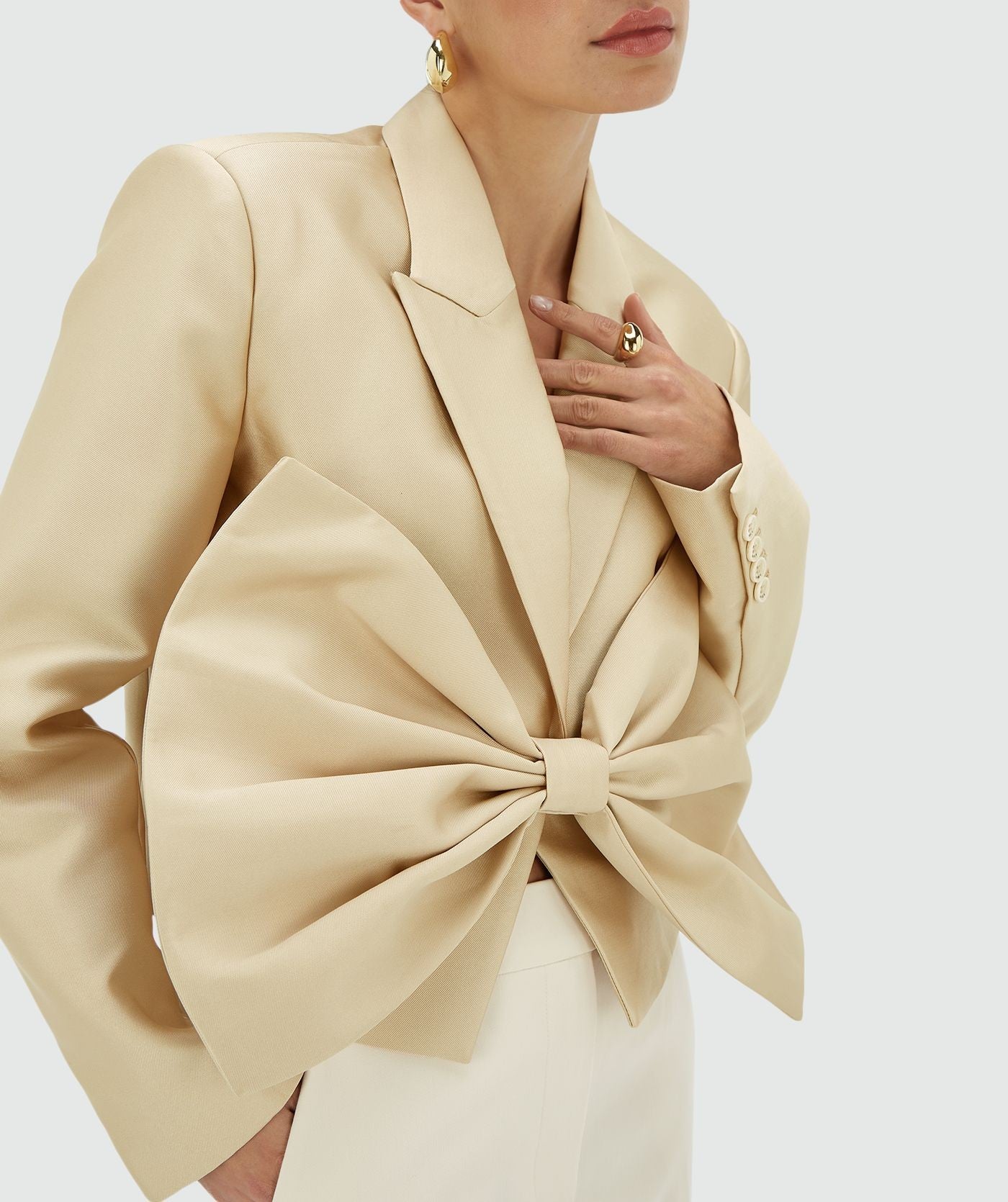 SILKE cropped blazer met strik - champagne
