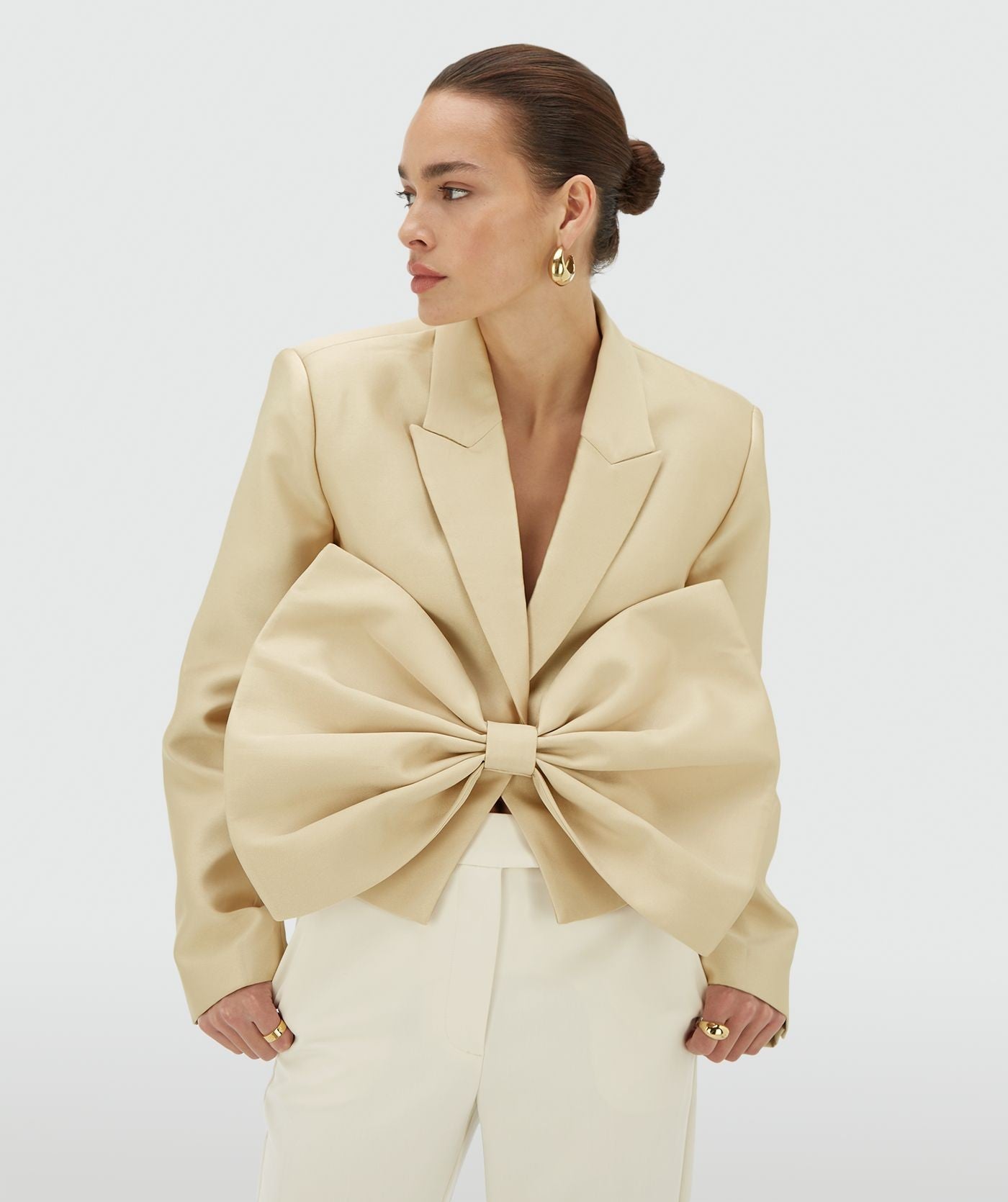 SILKE cropped blazer met strik - champagne