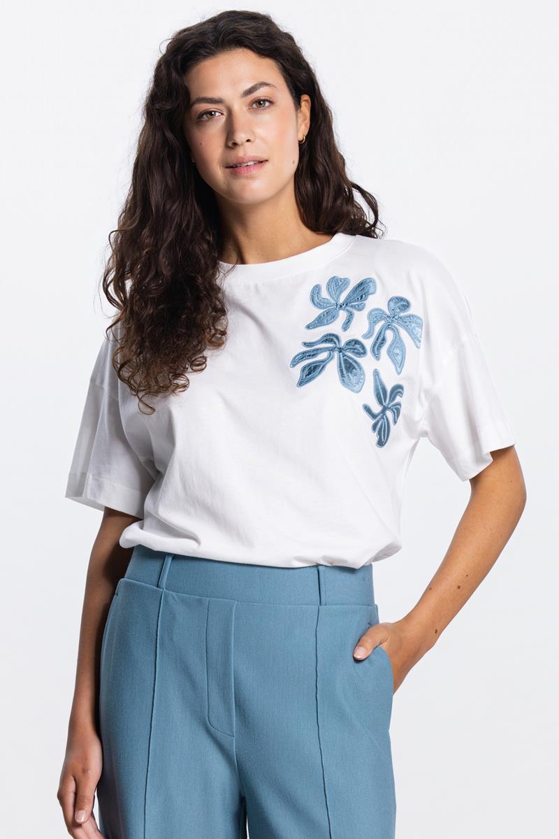 RILEY T-SHIRT MET BLOEMENPRINT IN WIT