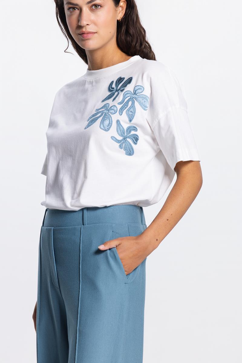 RILEY T-SHIRT MET BLOEMENPRINT IN WIT