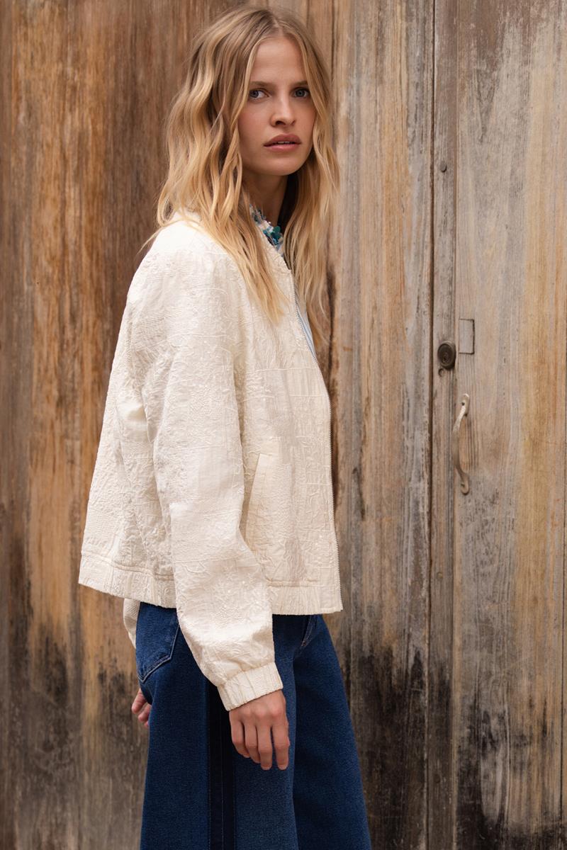 Shanti bomberjasje met glitterdetail – Cream