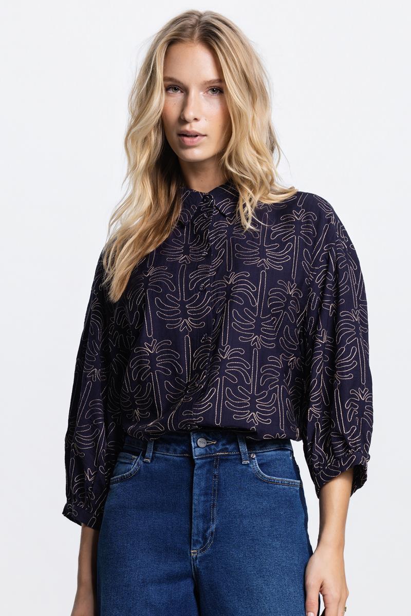 NURIA BLOUSE MET 3D PALMPRINT IN DONKERBLAUW