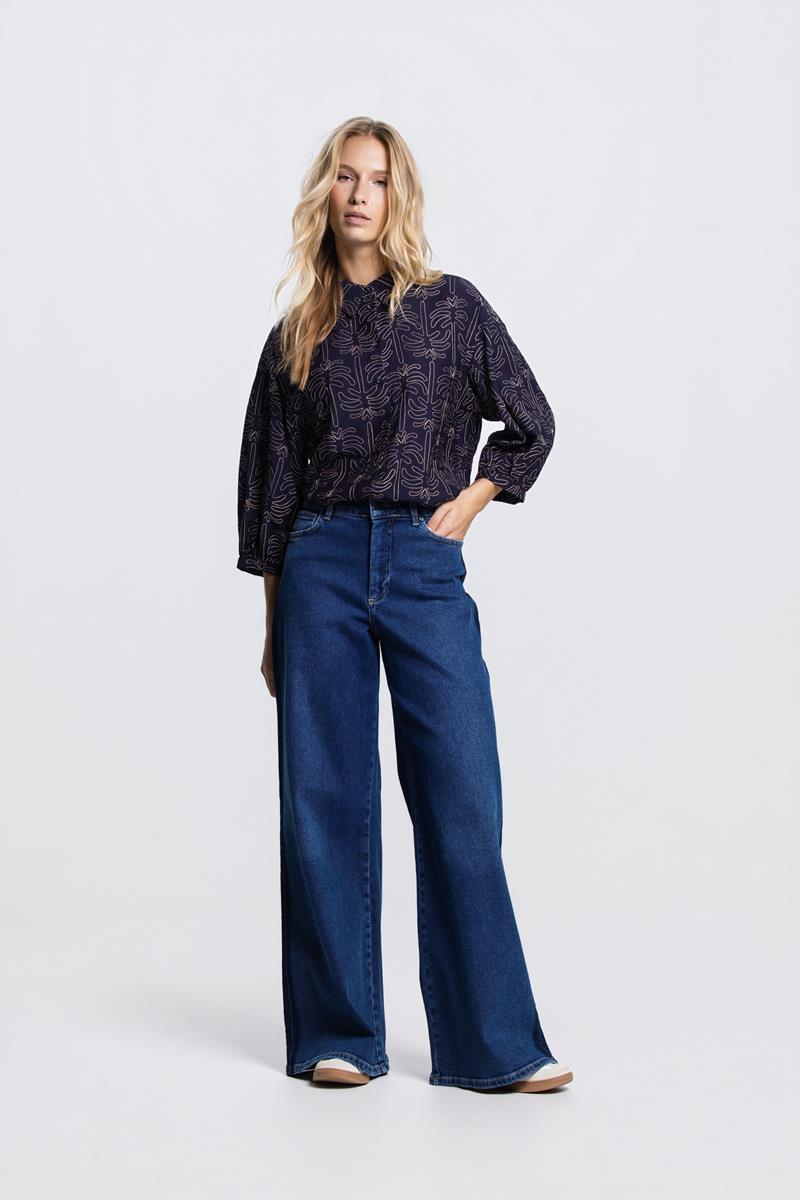 NURIA BLOUSE MET 3D PALMPRINT IN DONKERBLAUW