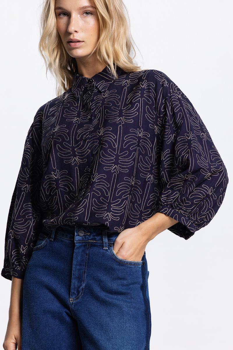 NURIA BLOUSE MET 3D PALMPRINT IN DONKERBLAUW