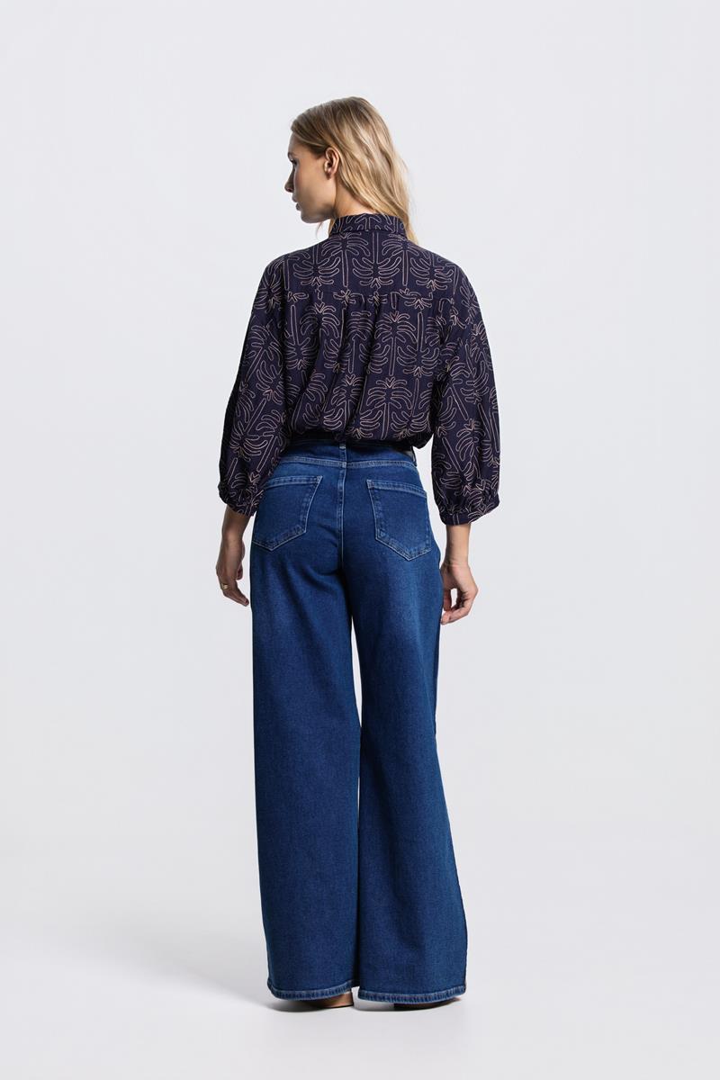 NURIA BLOUSE MET 3D PALMPRINT IN DONKERBLAUW