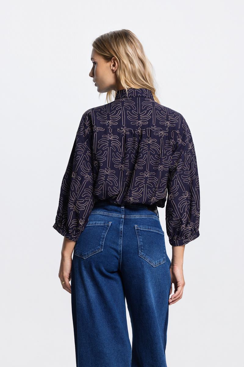NURIA BLOUSE MET 3D PALMPRINT IN DONKERBLAUW