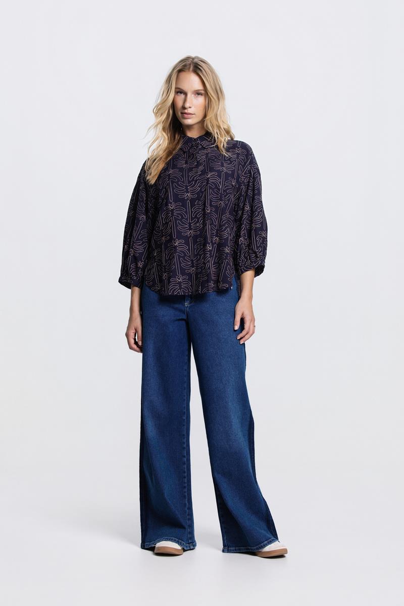 NURIA BLOUSE MET 3D PALMPRINT IN DONKERBLAUW