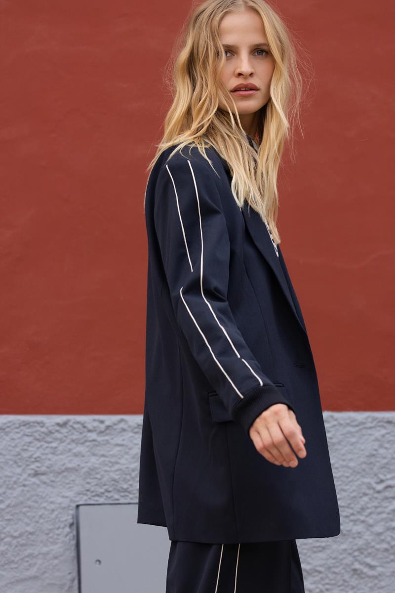 ODA LICHT OVERSIZED BLAZER IN DONKERBLAUW