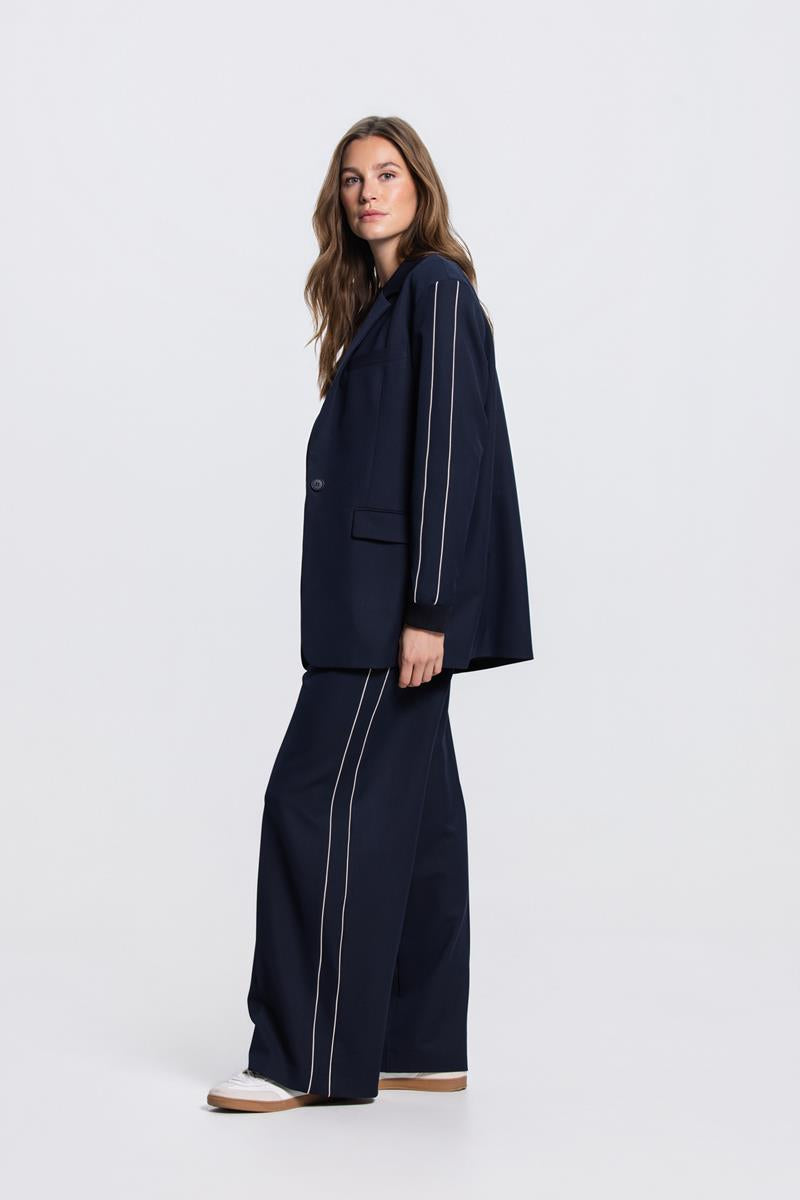 ODA LICHT OVERSIZED BLAZER IN DONKERBLAUW