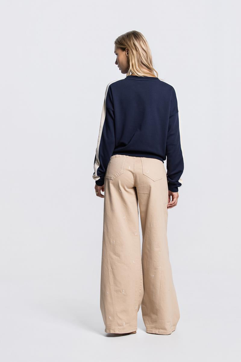 MARITH SWEATER MET LOGO IN DONKERBLAUW
