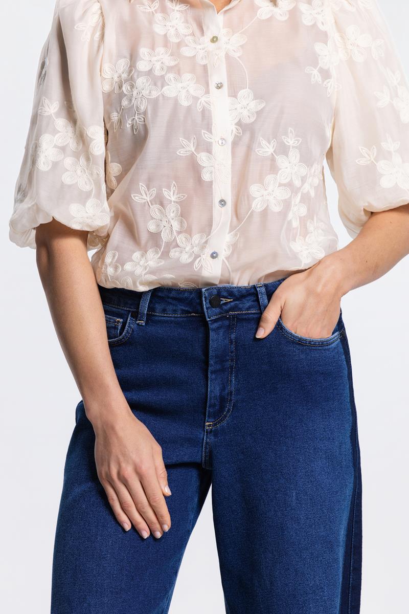 PRIYA BLOUSE MET 3D BLOEMENPRINT IN CREAM