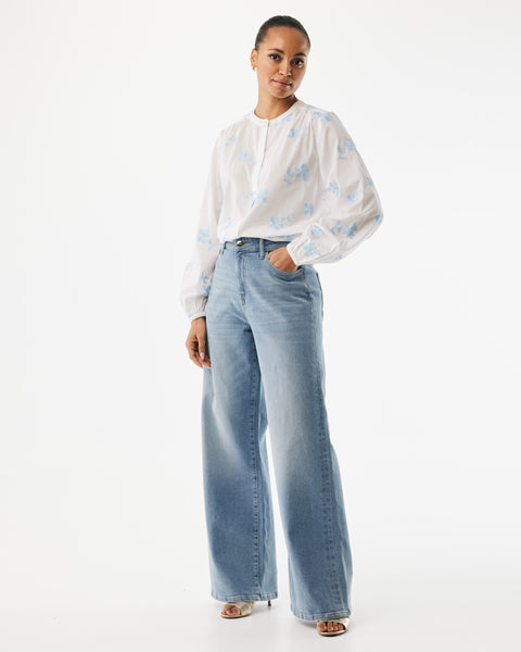 Flower embroidery blouse