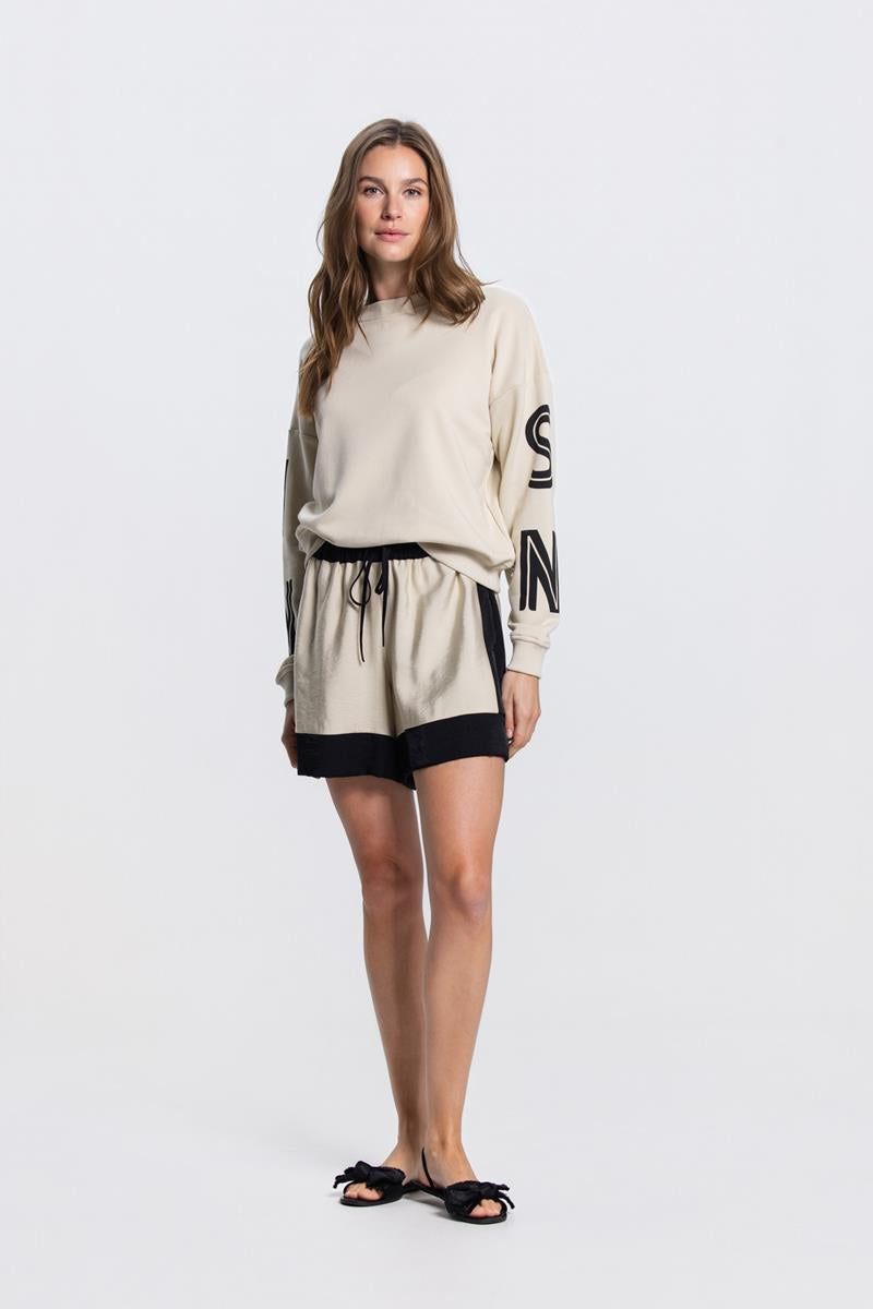 OISIN COLOURBLOCK SHORT IN KLEI-ZWART