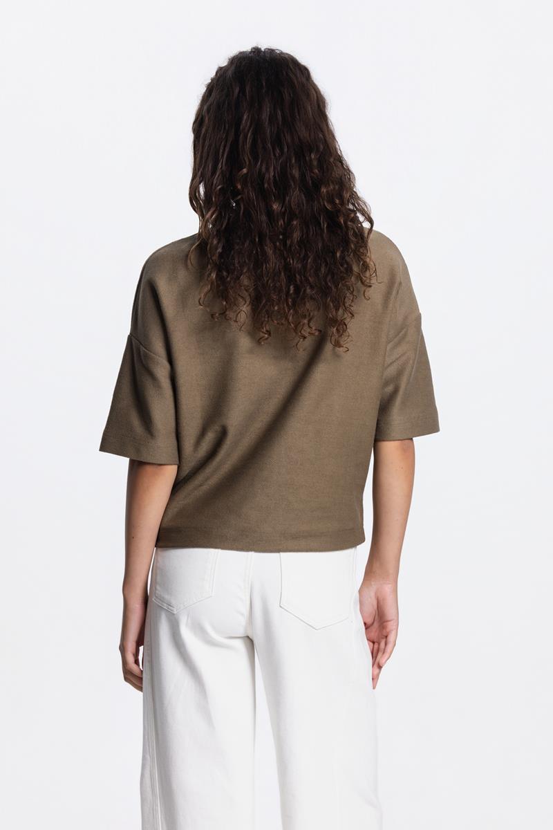 NOEKA KORTE MOUW SWEATER IN LEGERGROEN