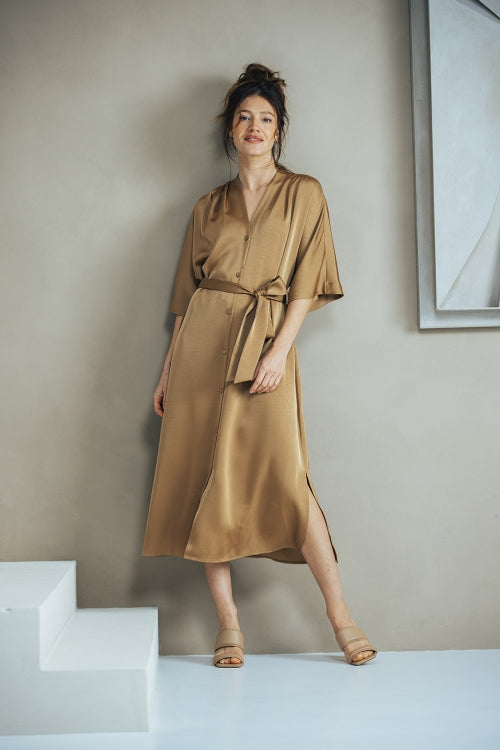 Simone Satijnen doorknoopjurk met strikceintuur