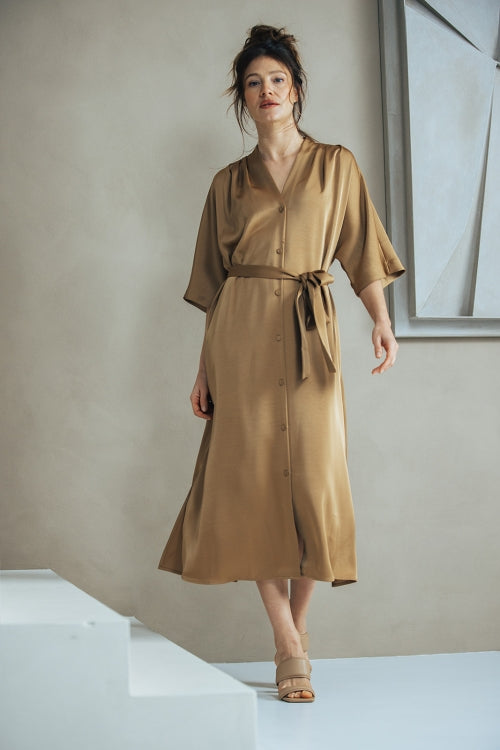 Simone Satijnen doorknoopjurk met strikceintuur