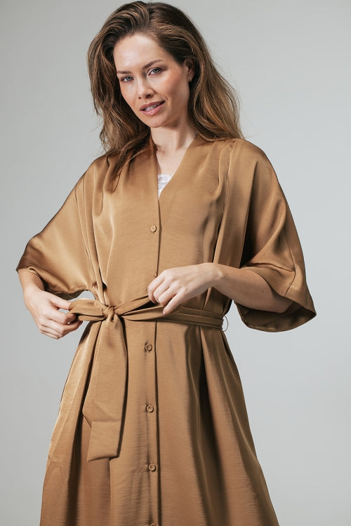 Simone Satijnen doorknoopjurk met strikceintuur