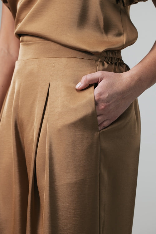 Rumi Satijnen bandplooipantalon