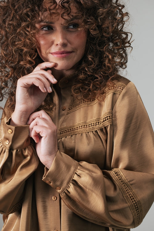 Amin Goudkleurige satijnen blouse met broderie anglaise