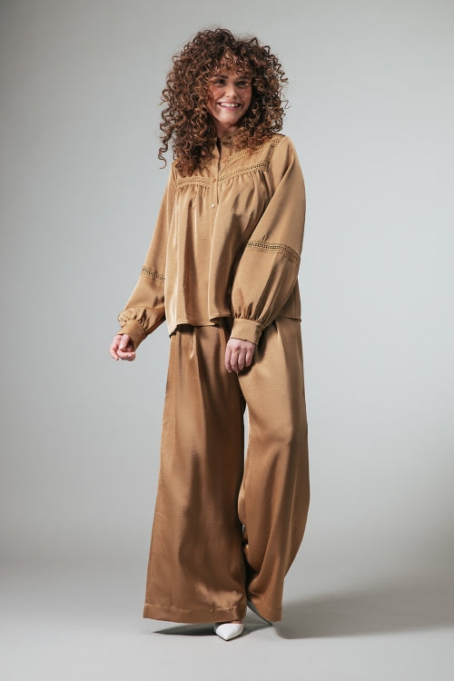 Amin Goudkleurige satijnen blouse met broderie anglaise