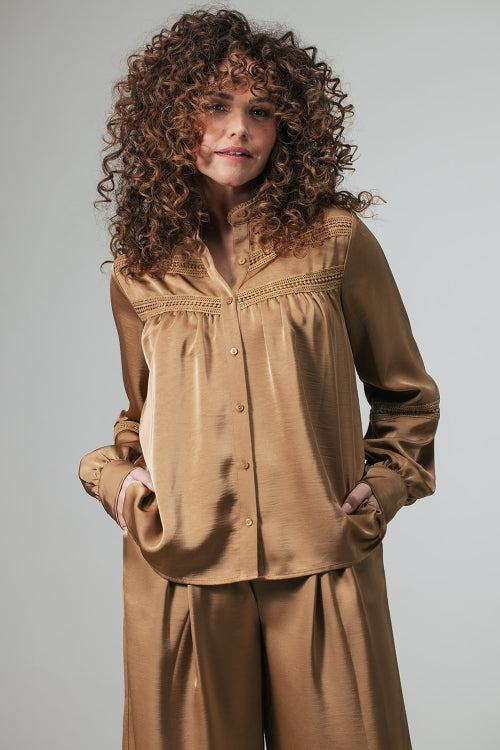 Amin Goudkleurige satijnen blouse met broderie anglaise
