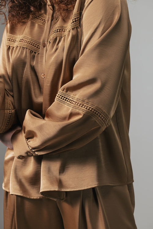 Amin Goudkleurige satijnen blouse met broderie anglaise
