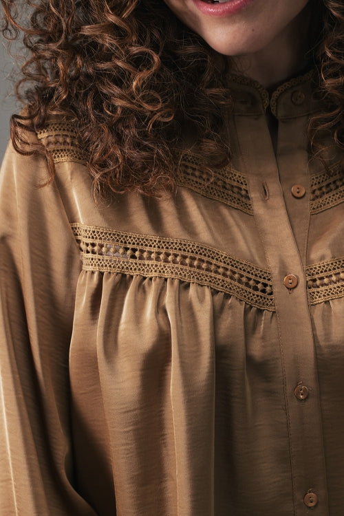 Amin Goudkleurige satijnen blouse met broderie anglaise