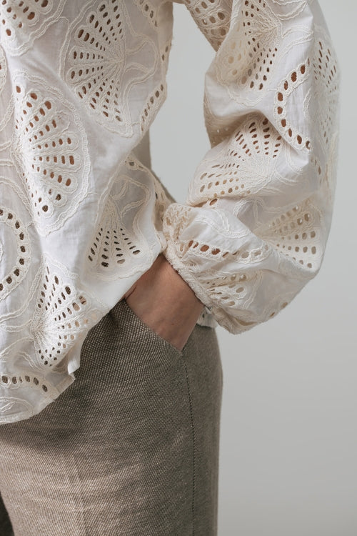 Anneke Blouse met broderie anglaise