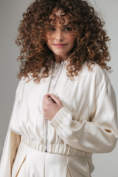 Larissa Boxy jasje van glanzende stof