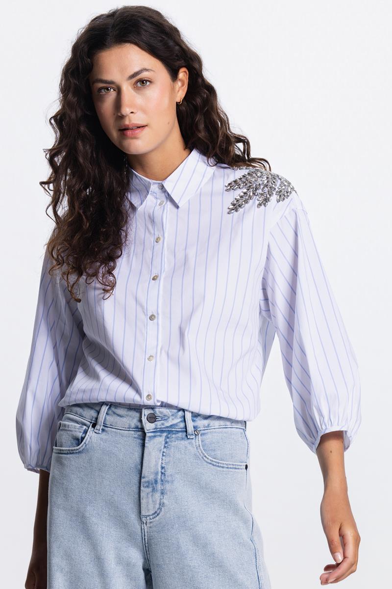 PARISA GESTREEPTE BLOUSE IN LICHTBLAUW