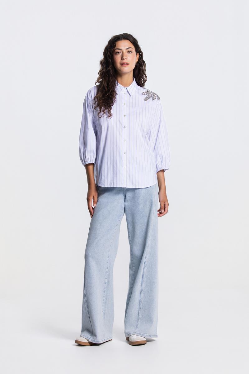 PARISA GESTREEPTE BLOUSE IN LICHTBLAUW