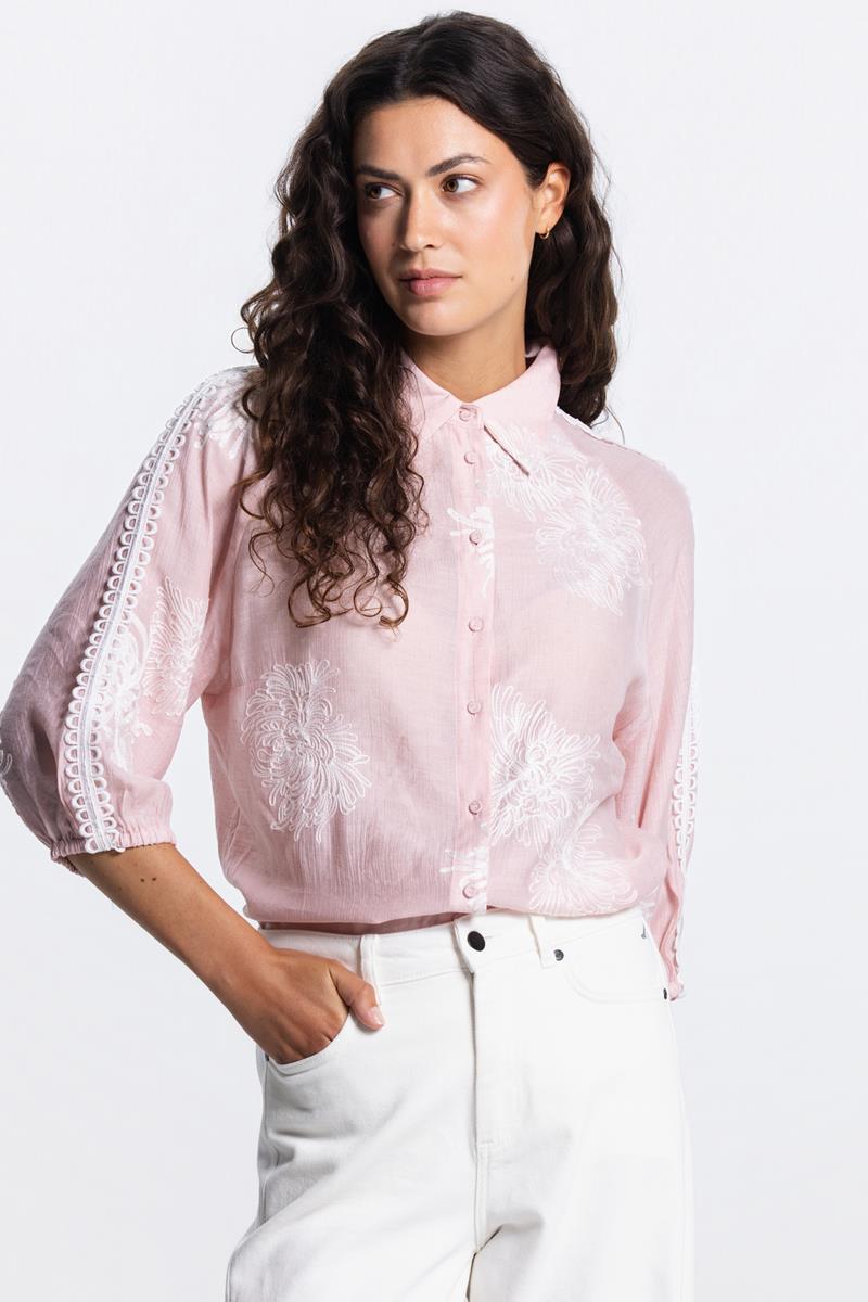 RAELLA BLOUSE MET KANTDETAIL IN LICHT ROZE