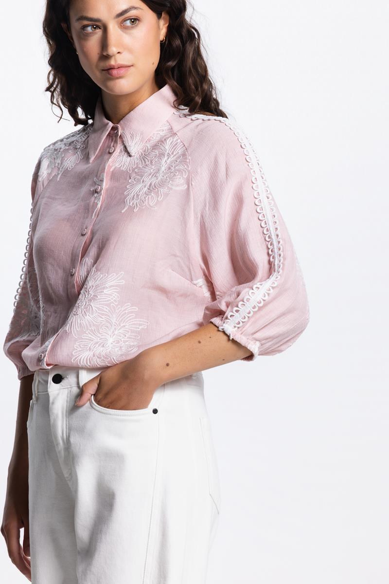 RAELLA BLOUSE MET KANTDETAIL IN LICHT ROZE