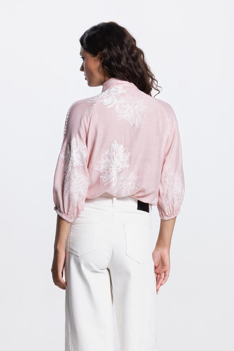 RAELLA BLOUSE MET KANTDETAIL IN LICHT ROZE