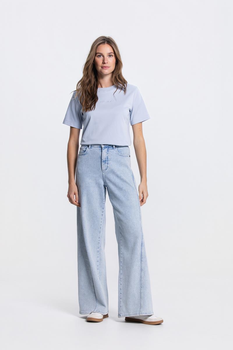 SHANNA AMOUR T-SHIRT IN LICHTBLAUW