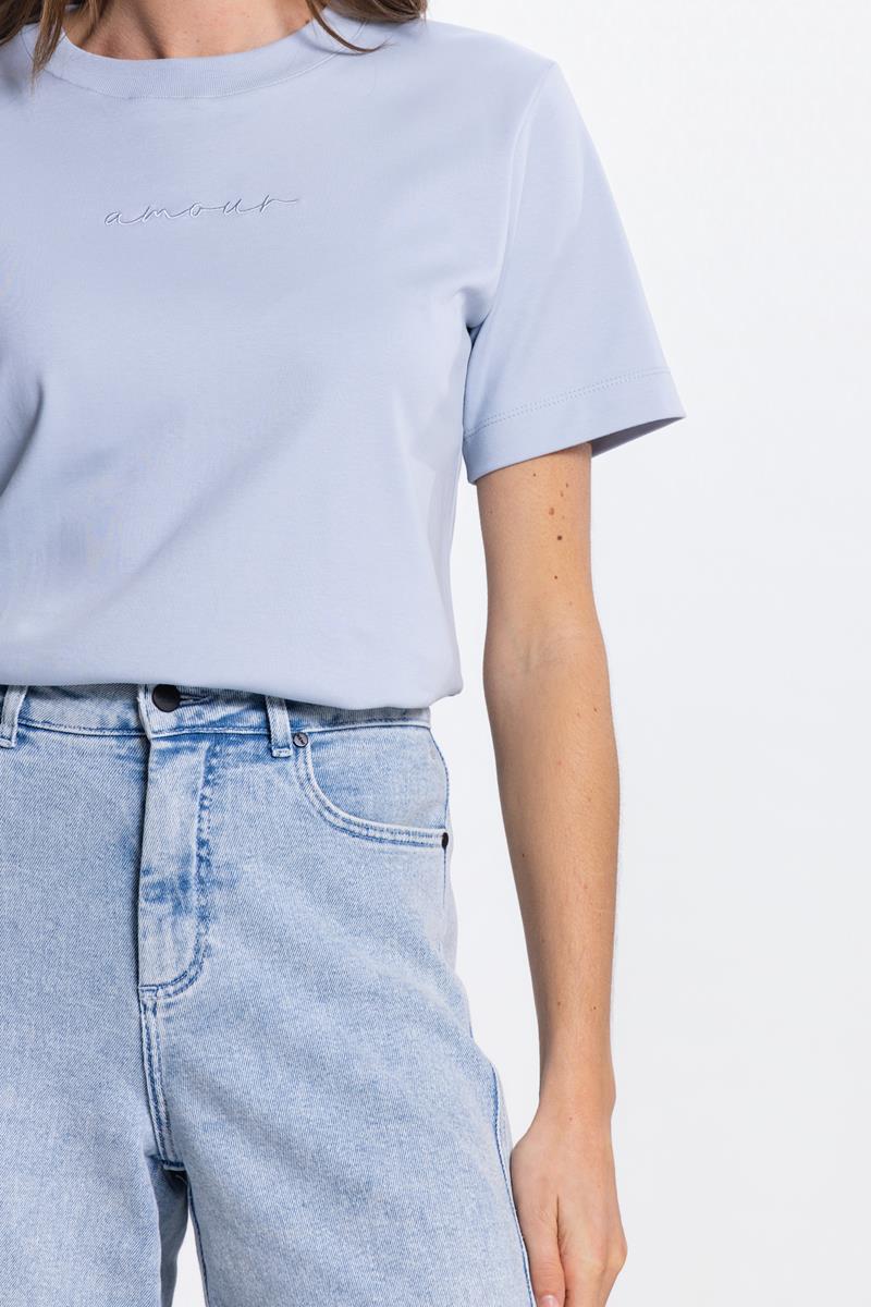 SHANNA AMOUR T-SHIRT IN LICHTBLAUW