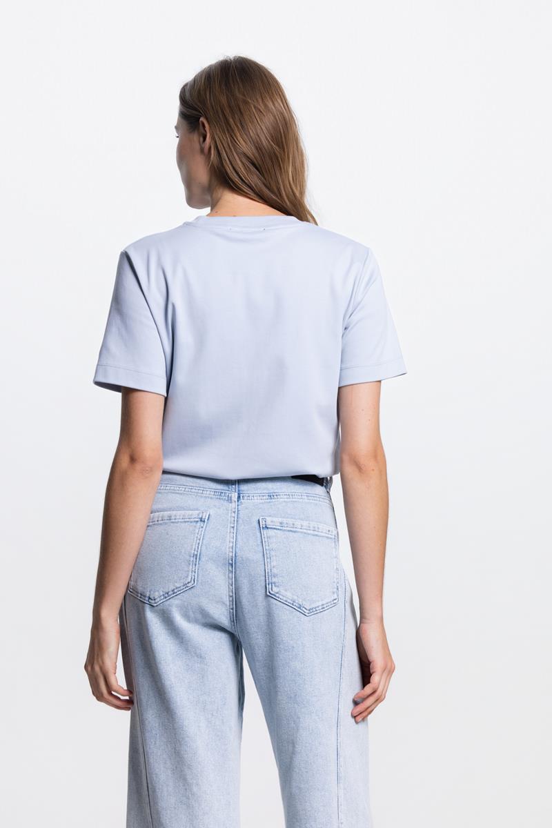 SHANNA AMOUR T-SHIRT IN LICHTBLAUW