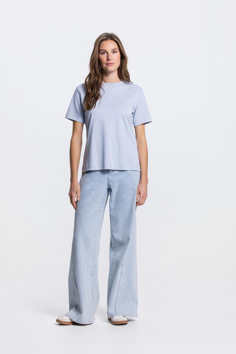 SHANNA AMOUR T-SHIRT IN LICHTBLAUW