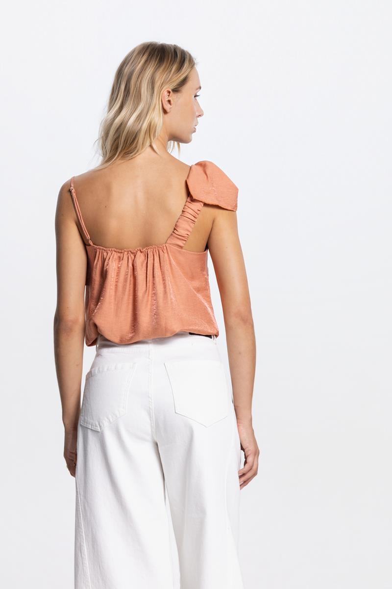 VIE ONE SHOULDER TOP IN DONKER PERZIK